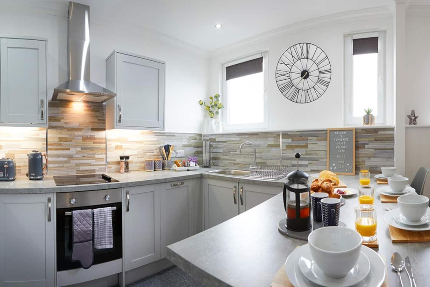 Bay View - Amazing Location With Sea Views! Aparthotel Scarborough Bagian luar foto